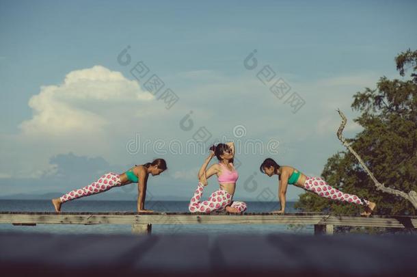 num.<strong>三亚</strong>洲人女人演奏瑜伽流向海滩码头