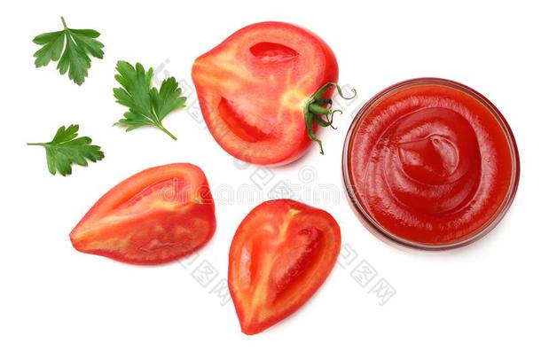 切成片关于番茄和西芹和玻璃碗关于番茄酱隔离的