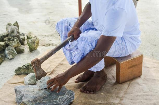 马尔代夫的男人采用国家的衣服打开指已提到的人珊瑚岩石us采用g一
