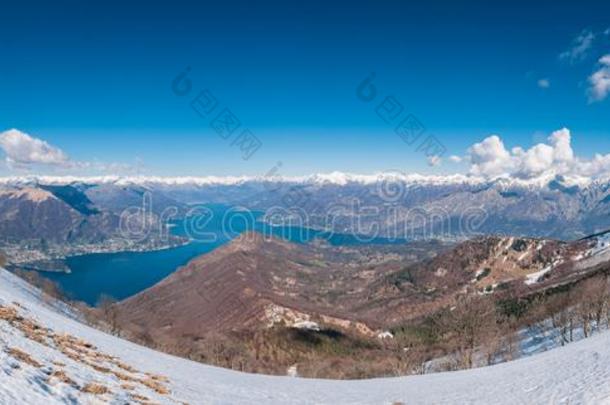 全景的看法关于湖科摩和环境山同样地看见France法国