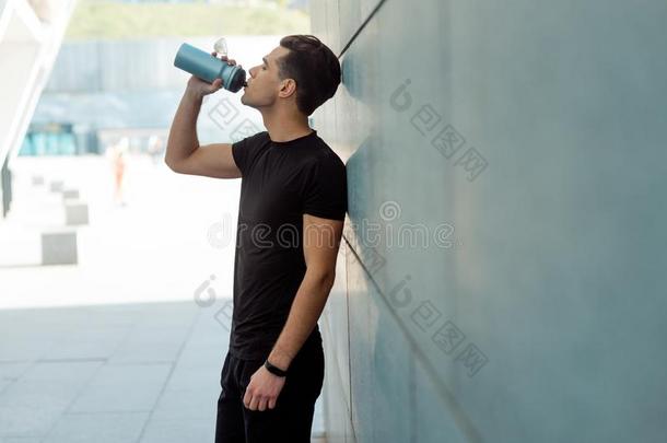 男人喝饮料水后的训练