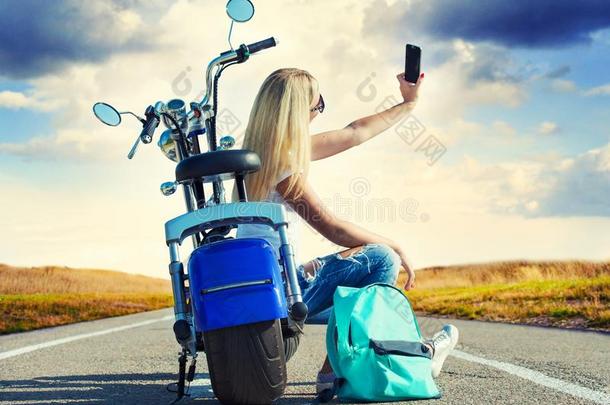 女孩骑自行车的人坐向一摩托车.Rel一x一fter指已提到的人<strong>旅游</strong>.