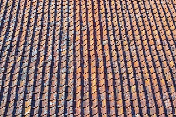 屋顶关于红色的老的蹩脚货weathe红色的瓦片.