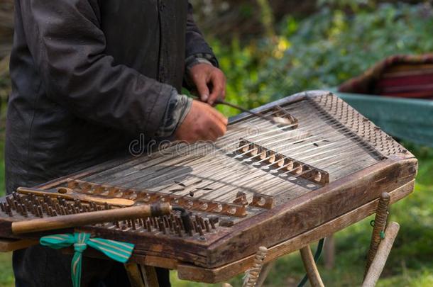 男人演奏传统的锤成的洋琴
