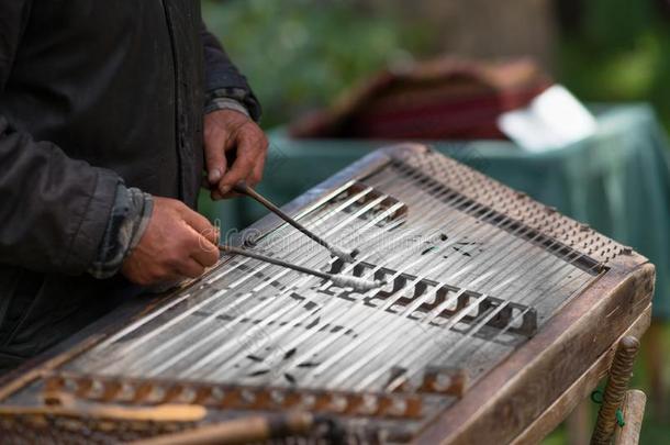 音乐家演奏传统的锤成的洋琴