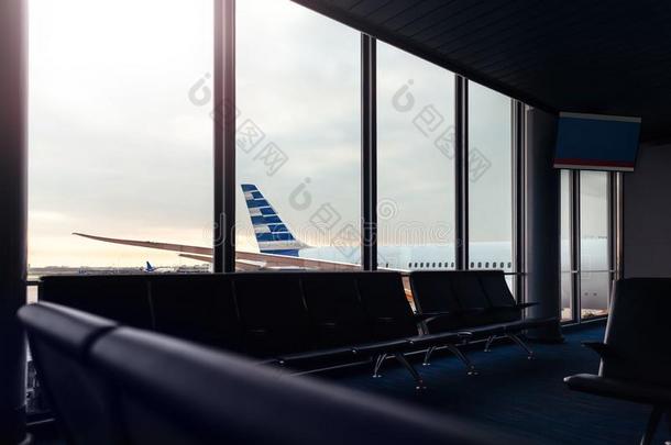 机场休息厅和背景看法关于飞机通过窗