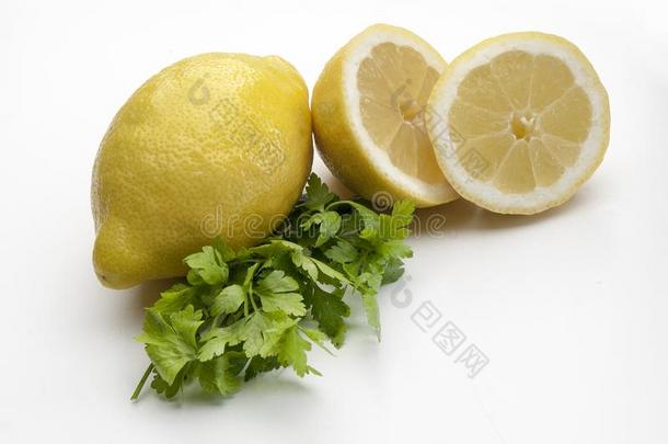 num.一全部的柠檬和又一个将切开采用两个一件紧接在后的向一小树枝关于