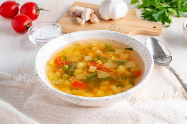 健康的春季蔬菜饮食的素食者汤,白色的木制的英语字母表的第2个字母