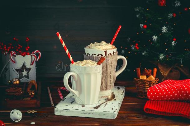 舒适的圣诞节作品.两个马克杯和热的饮料,巧克力winter冬天
