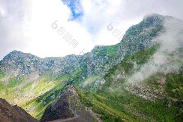 绿色的高加索山脉多岩石的山风景,自然的旅行假期