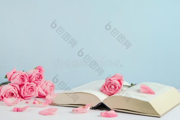酿酒的<strong>枯</strong>萎的粉红色的彩色粉<strong>笔</strong>玫瑰花和敞开的书