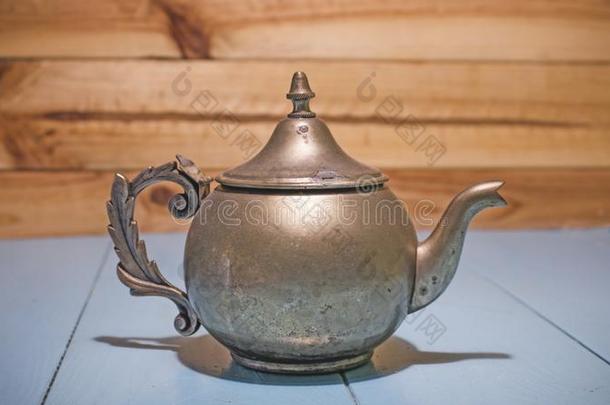 美丽的酿酒的铜茶壶壶和失去光泽金属,坐