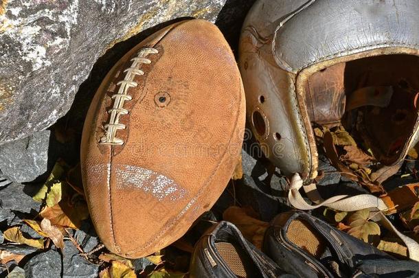 老的足球,头盔,和鞋子