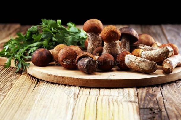 生的蘑菇向木制的表.有机的新鲜的蘑菇