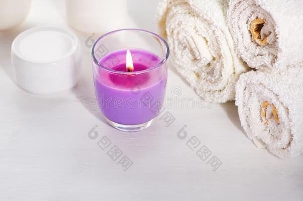 白色的毛巾有香味的蜡烛和薰衣草香味乳霜罐子向whiteiron白铁