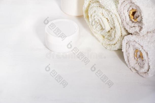 白色的毛巾乳霜罐子向白色的背景为化妆品程序