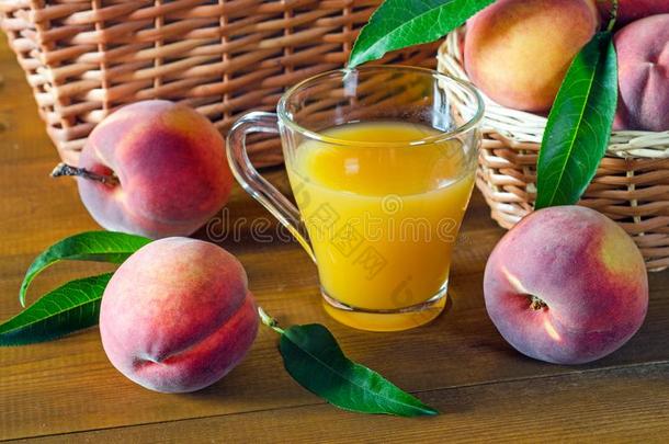 一玻璃和桃子果汁和成熟的桃子es.