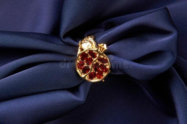 婚礼珠宝,金色的戒指和红色的红宝石
