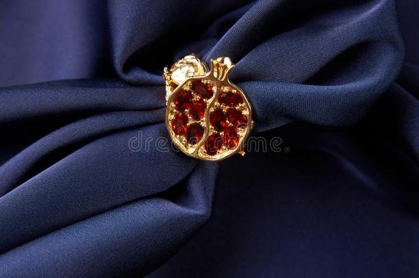 <strong>婚</strong>礼<strong>珠宝</strong>,金色的戒指和红色的红宝石