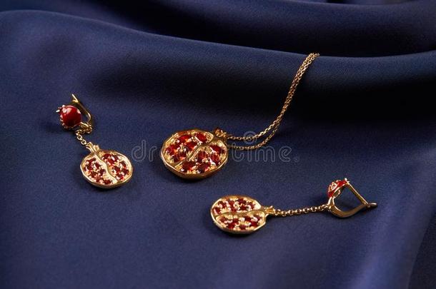 红宝石项链和耳环向蓝色丝背景