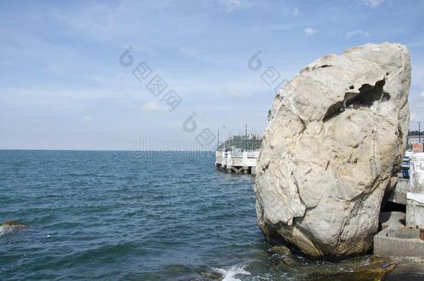 大的石头采用指已提到的人海在半岛森斗篷采用春武里,泰国