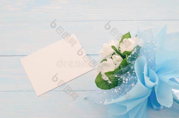 招呼卡片纸和茉莉花花束