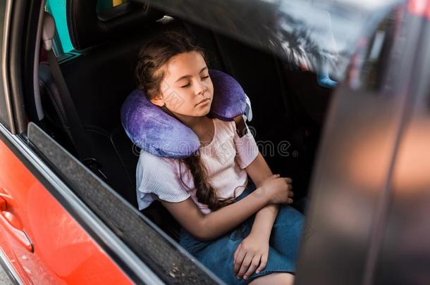 值得崇拜的小孩睡眠采用汽车