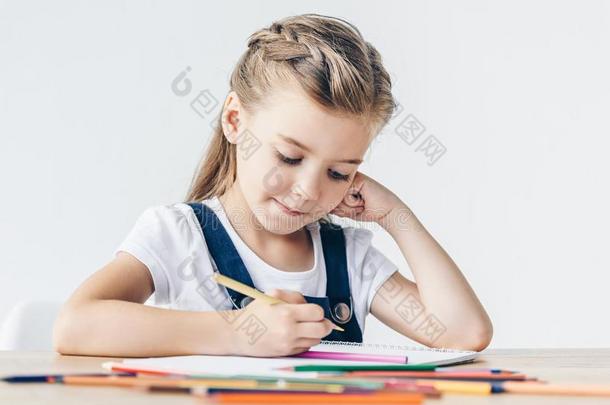 美丽的小的小孩绘画和颜色铅笔