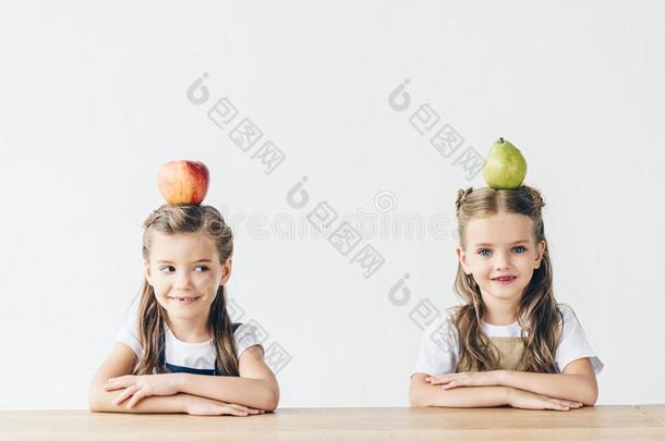 值得崇拜的小的女生和苹果和梨向正面朝上的一次