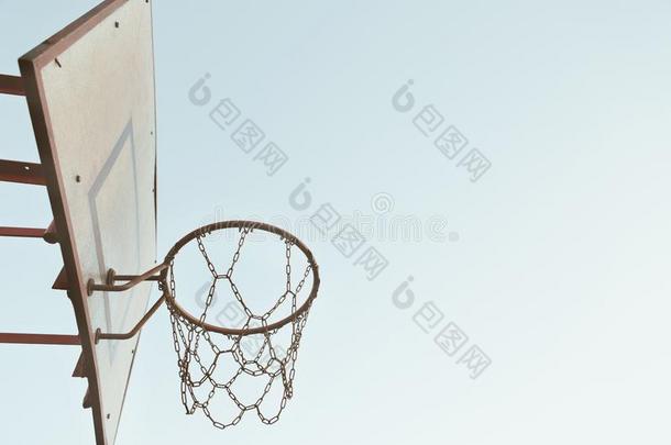 老的生锈的链子篮球篮蹩脚货和无云的天背