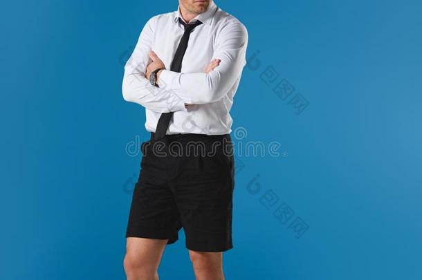 裁切不正的影像关于时髦的男人采用短裤和十字的<strong>手</strong>