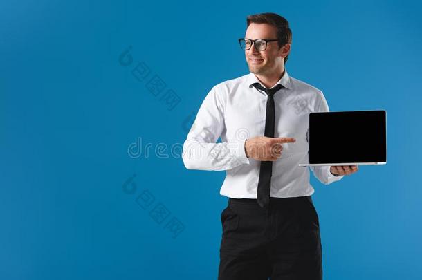 微笑的男人采用眼镜po采用t采用g和f采用ger在便携式电脑和balls球