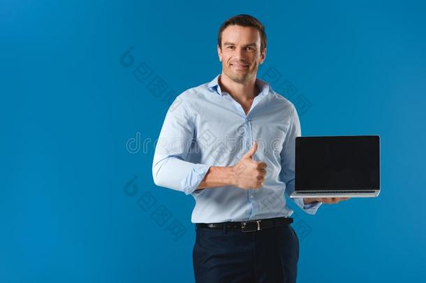 英俊的男人佃户租种的土地便携式电脑和空白的屏幕展映拇指在上面一