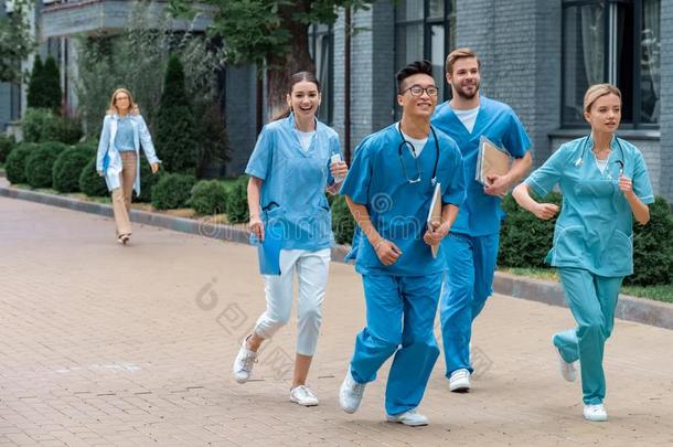 多种文化的学生跑步在近处医学的