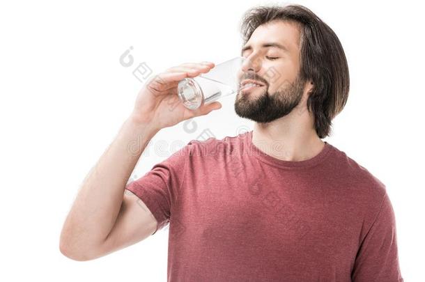 肖像关于有胡须的男人和眼睛关闭着的喝饮料水从巨大左心房