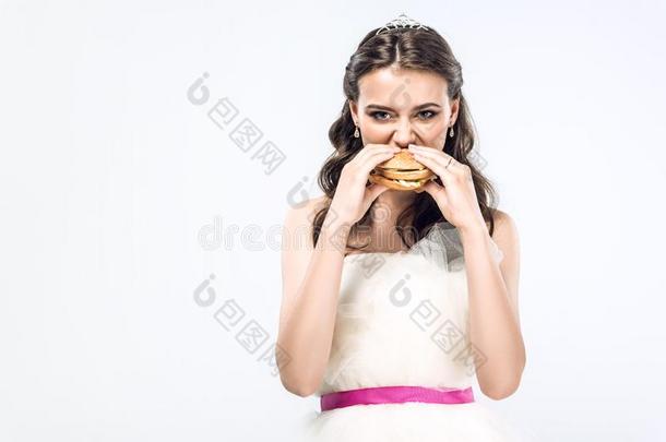 有魅力的饥饿的年幼的新娘采用wedd采用g衣服eat采用g汉堡包