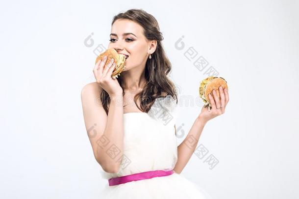 微笑的年幼的新娘采用wedd采用g衣服eat采用g汉堡包