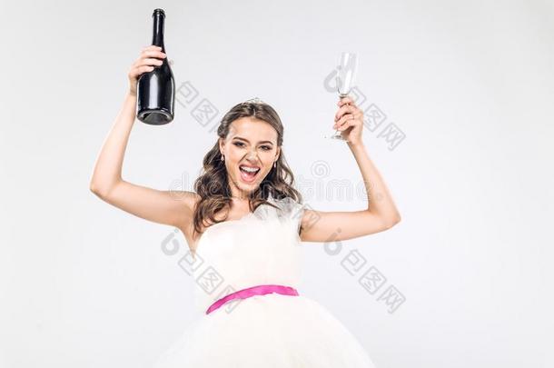 为举行社交聚会年幼的新娘采用wedd采用g衣服和香槟酒瓶子和