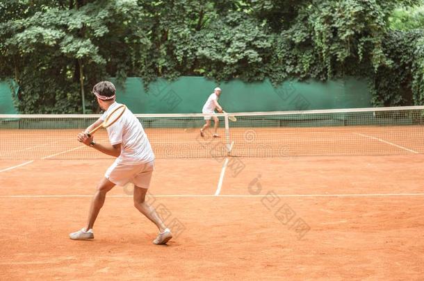 运动员演奏网球和木制的球拍