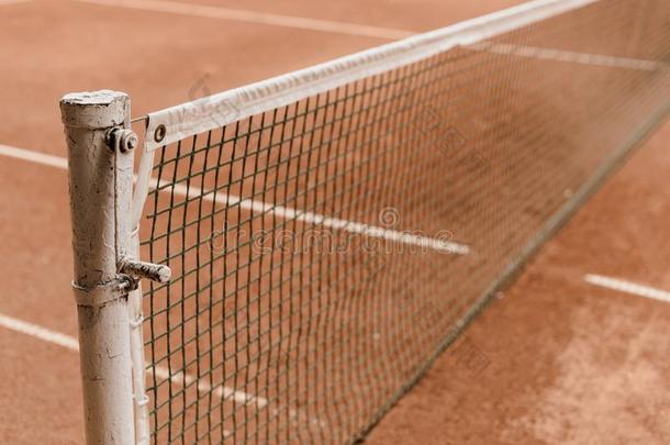 棕色的网球法院和网球网