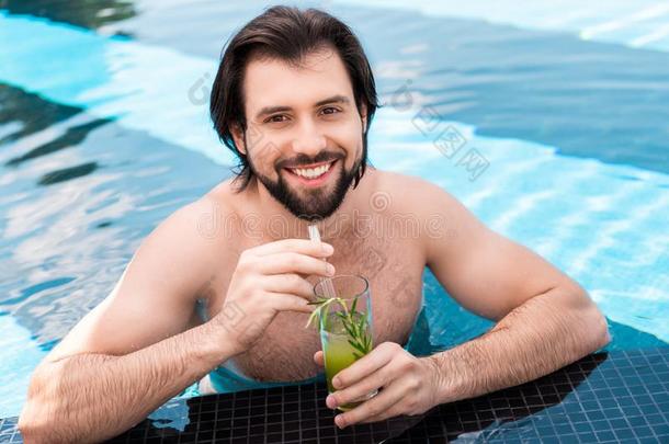 英俊的有胡须的男人和玻璃关于鸡尾酒采用swimm采用g