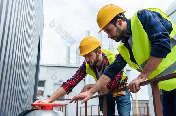 两个建筑师采用安全女式背心和哈达work采用g