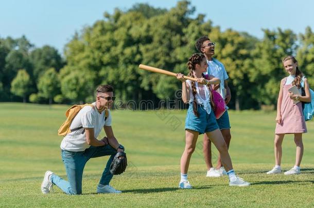 供多种族用的组关于少年男女演奏<strong><strong>棒</strong>球</strong>同时