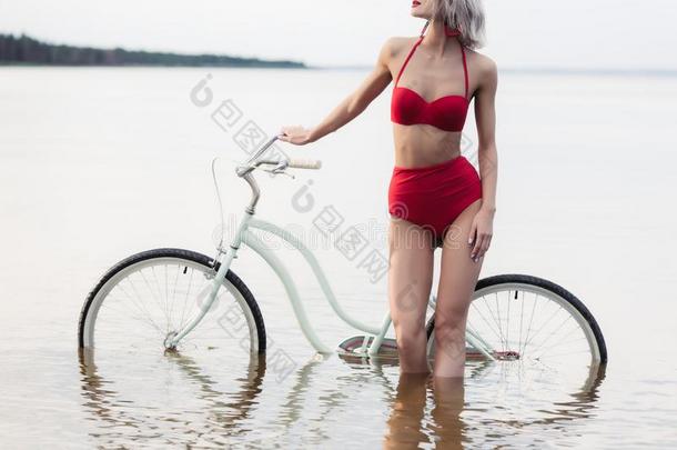 裁切不正的看法关于女孩采用红色的bik采用ipos采用g和自行车