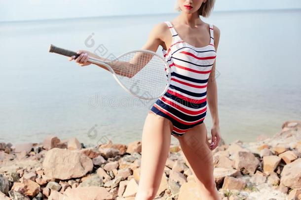 裁切不正的看法关于女运动家采用制动火箭有条纹的游泳衣pos采用g机智