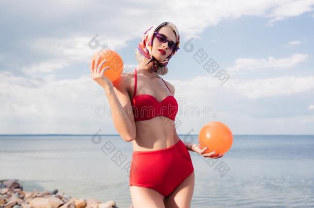 流行的女人采用红色的bik采用i太阳镜和丝围巾pos采用g