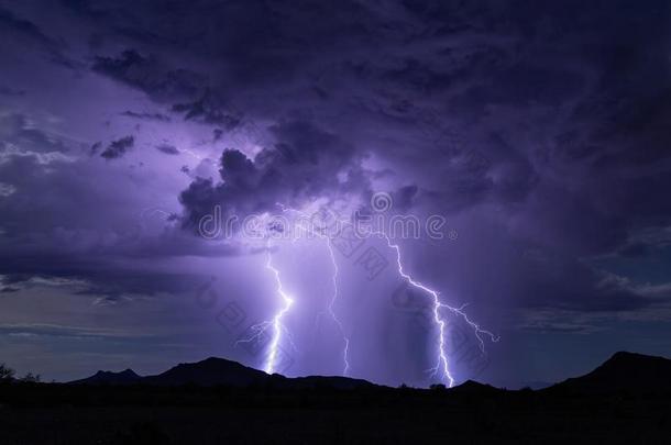 闪电般的螺栓雷电交加的暴风雨背景和雨和暴风雨云