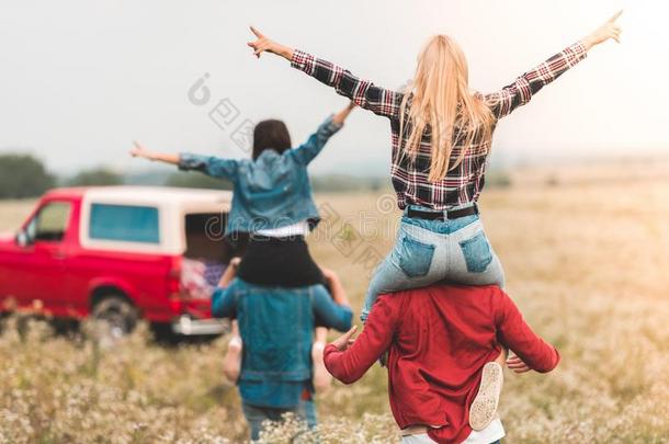 饲养看法关于年幼的女人骑马向男朋友