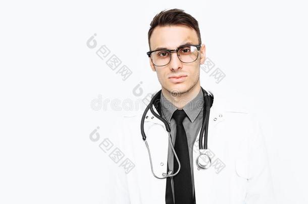 欢乐的快乐的医生采用白色的礼服和听诊器向颈厕所