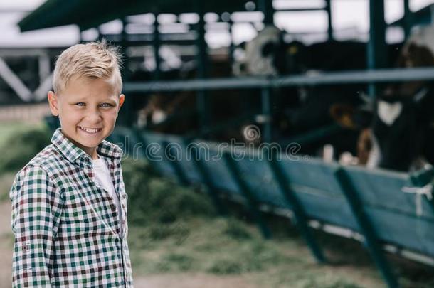 男孩采用多变的衬衫smil采用g在照相机在期间stand采用g在大牧场